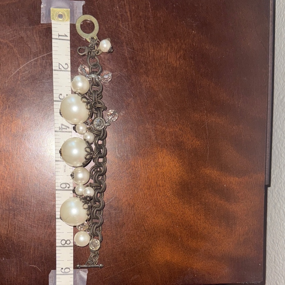 Elegant Pearl and Crystal Bracelet